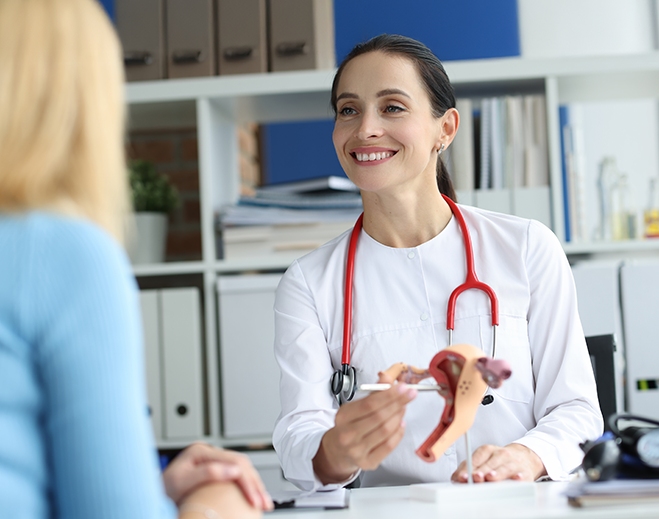 Proveedor médico explicando salud reproductiva
