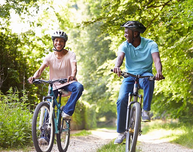 Personas montando bicicleta al aire libre