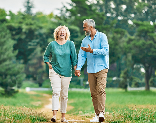 Pareja caminando en parque verde