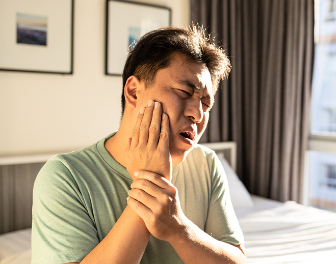 Persona con dolor de mandíbula
