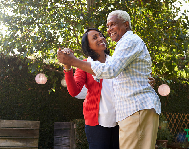 Pareja bailando al aire libre