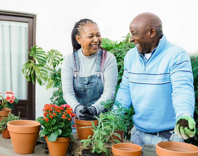 Personas cuidando plantas en jardín