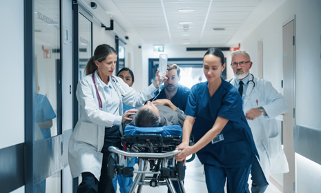 Equipo médico trasladando a paciente